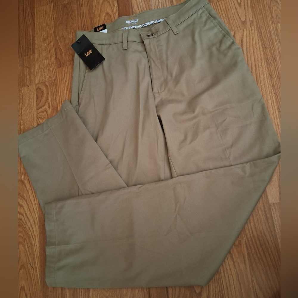 LEE NWT Mens Khaki Tan Slacks, Pants Sz 29 X 32